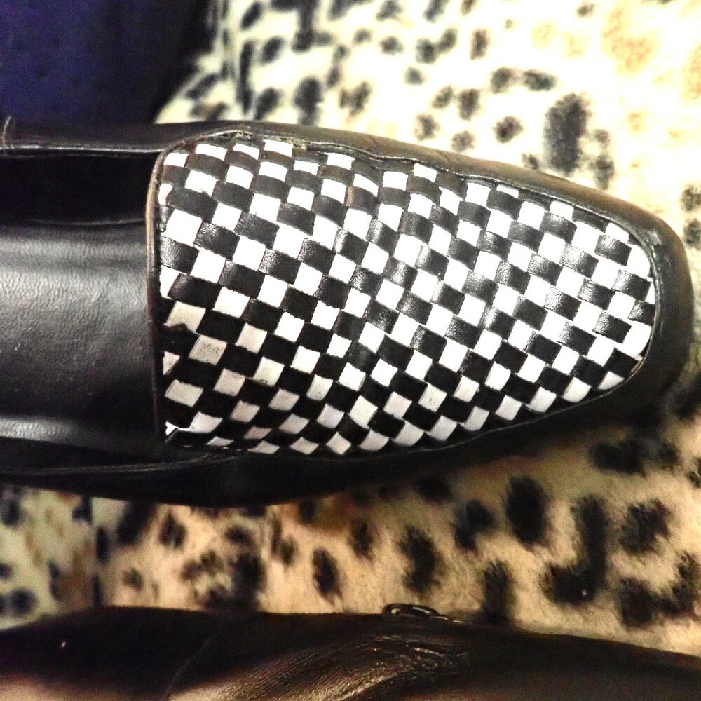 Carisma black shoe wiht b&w design. size 10 Gently used